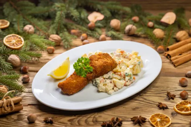 Carpa frita com salada de batata é um símbolo do Natal checo