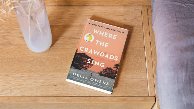 Romance Where the Crawdads Sing (Gramedia Digital/Editado por Canva)