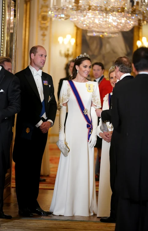 Kate usou um vestido branco em um jantar oficial (Foto: GettyImages)