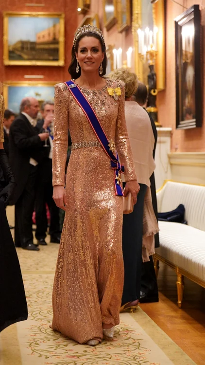 Kate Middleton, vestida com um vestido dourado