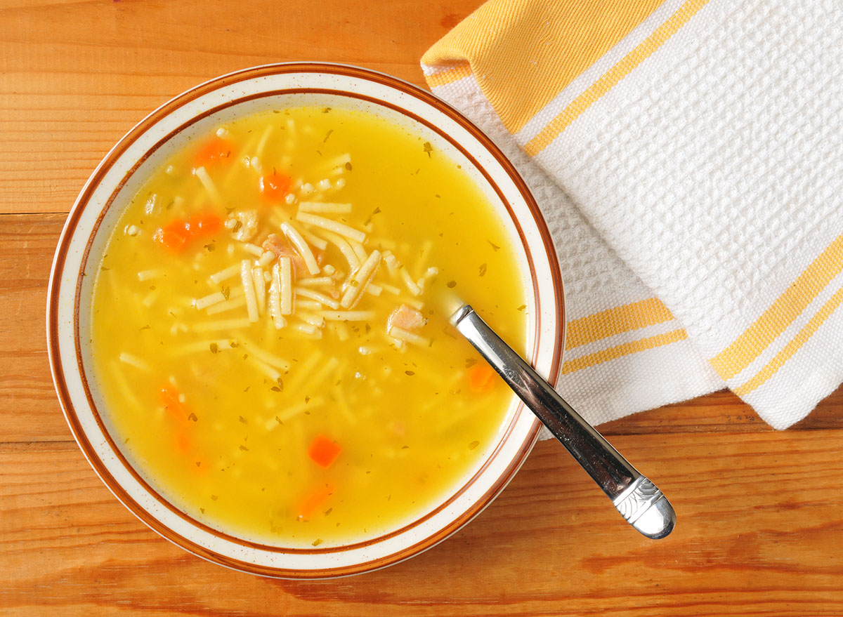 sopa de macarrão com frango