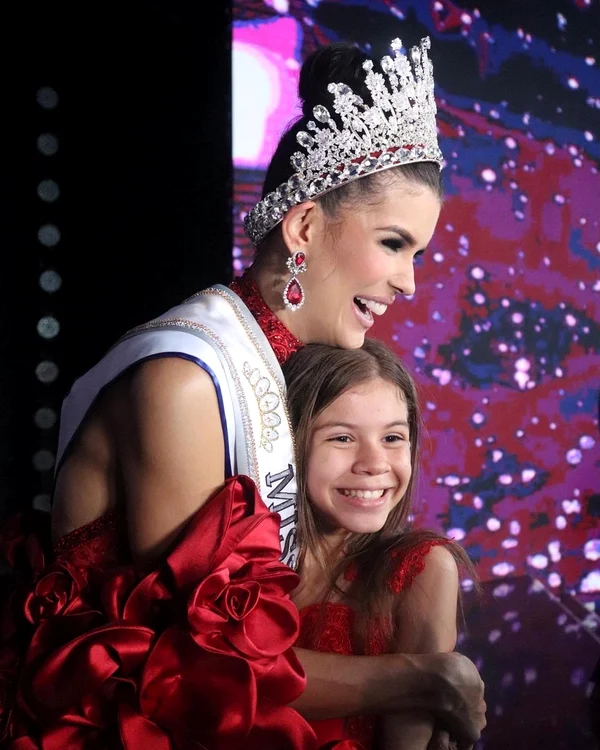 A filha dela subiu ao palco (Foto: Instagram)