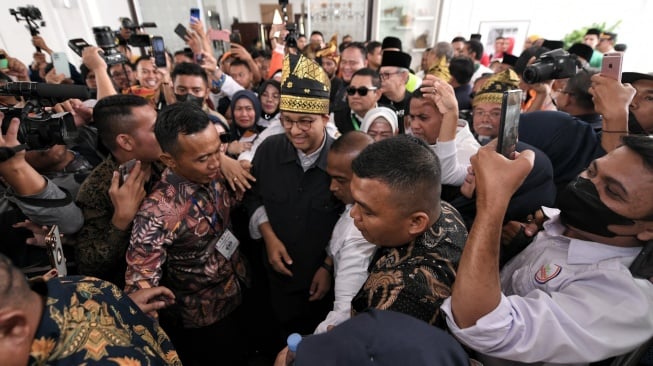 Anies Baswedan, no Aeroporto Internacional Sultan Syarif Kasim II, Riau, quarta-feira (13/12/2023).  (Especial)