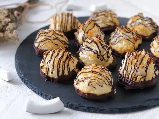 Você pode decorar os cocos prontos com chocolate derretido