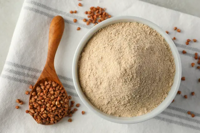 A farinha de trigo sarraceno combina bem com o sabor do tempero do pão de gengibre.  Se estiver muito forte para você, você pode substituir metade por farinha de arroz, que tem sabor neutro