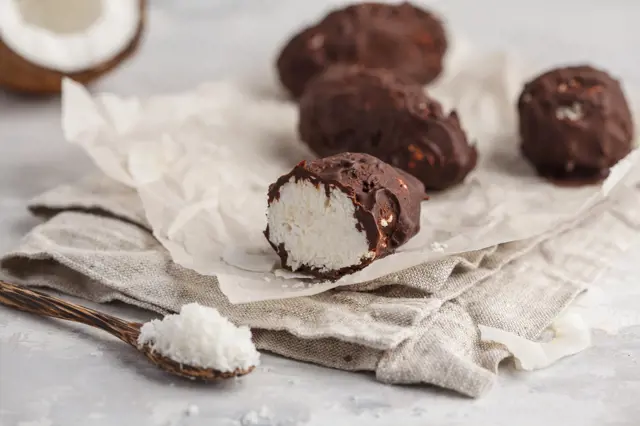 Bolinhas de coco não assadas e cobertas com chocolate 