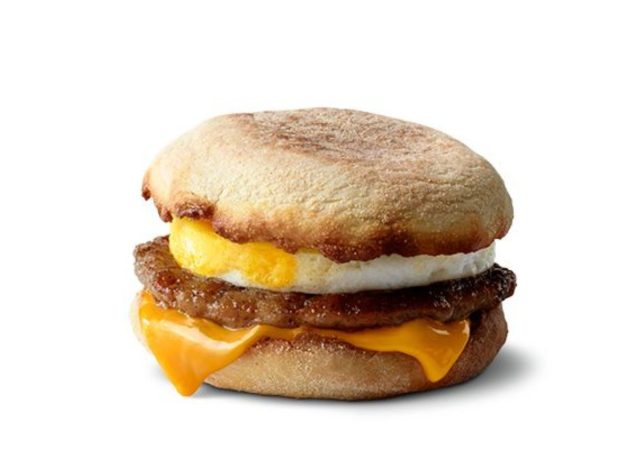 Mcmuffin de ovo com salsicha