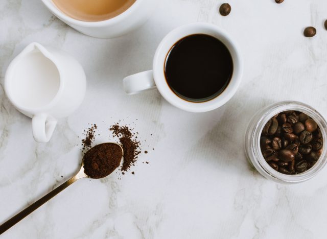 café preto, creme, café moído e grãos de café