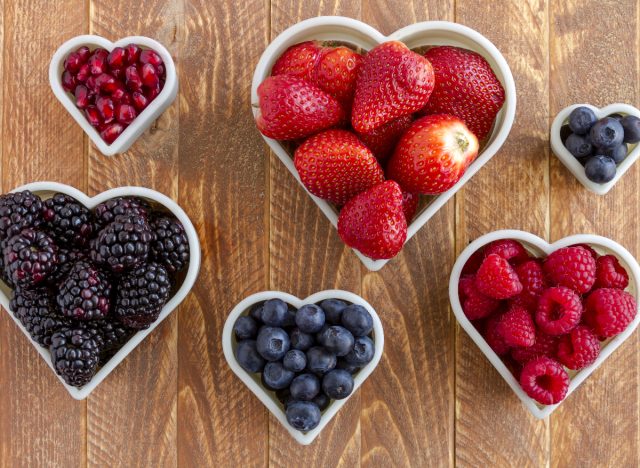 tigelas de frutas vermelhas e sementes de romã