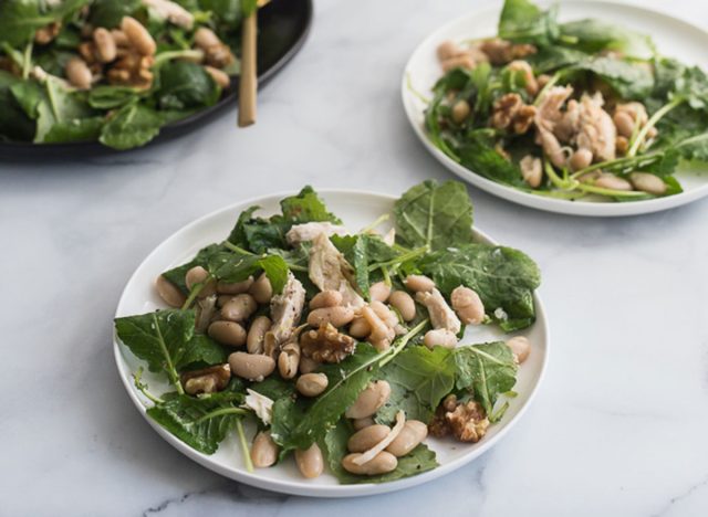 salada de frango com couve e feijão branco