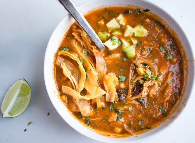 Sopa de tortilha com galinha