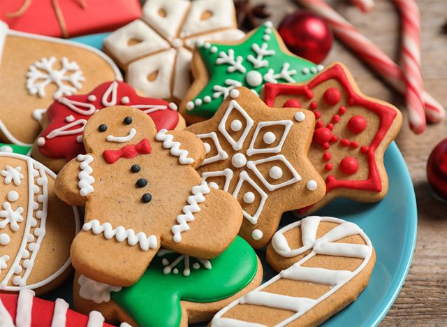 prato de biscoitos de natal de gengibre