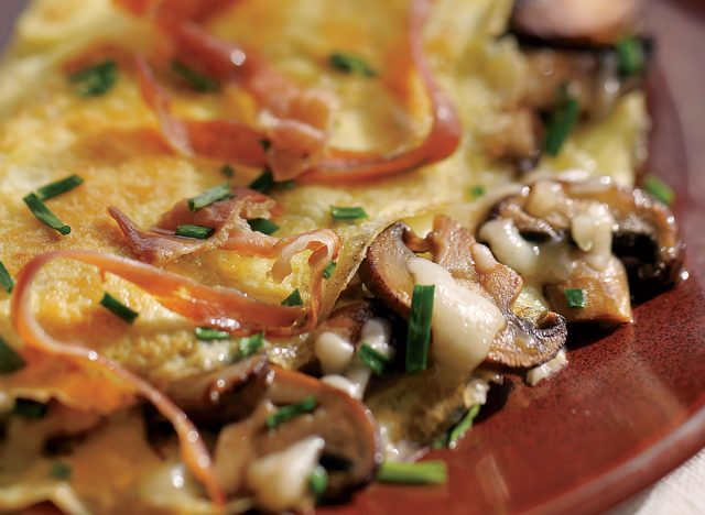 Omelete crocante de presunto com queijo e cogumelos