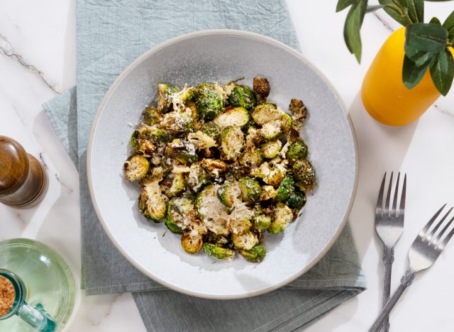 Couve de Bruxelas crocante na fritadeira com parmesão