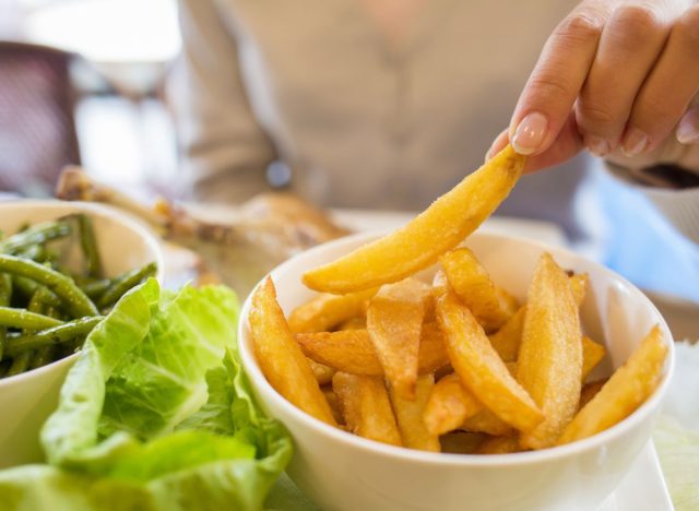 comendo batatas fritas frescas