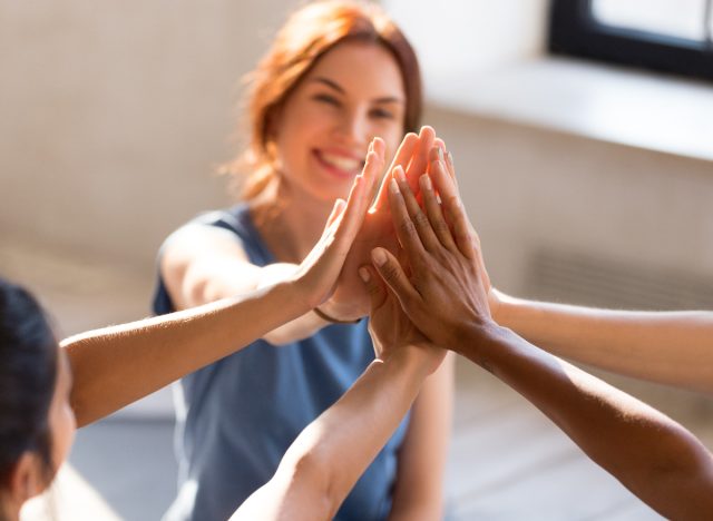 círculo de high five do grupo de fitness, como perder meio quilo em uma semana