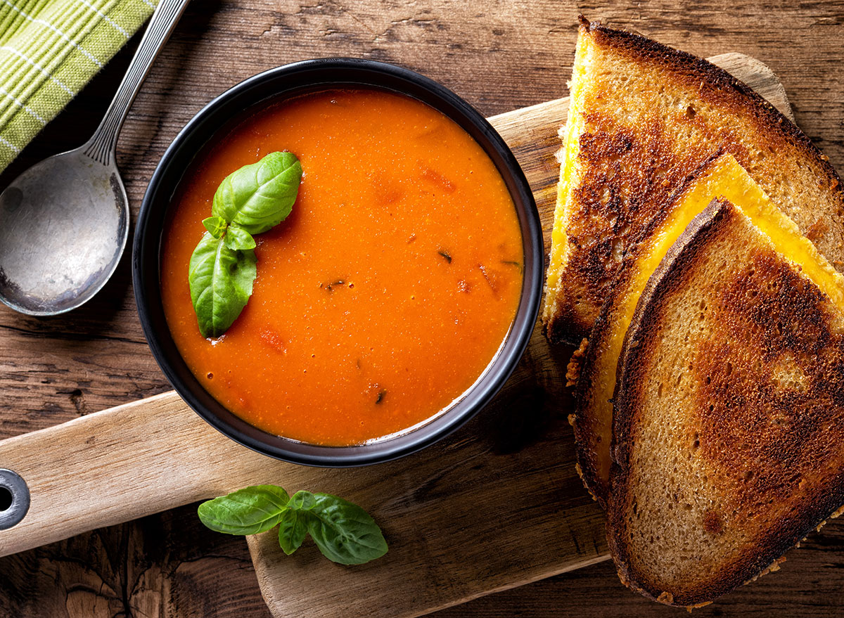 sopa de tomate com queijo grelhado