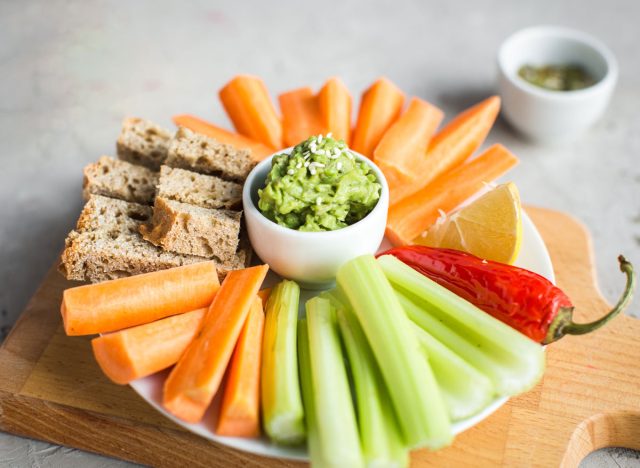 guacamole cenoura aipo pimentão pão legumes