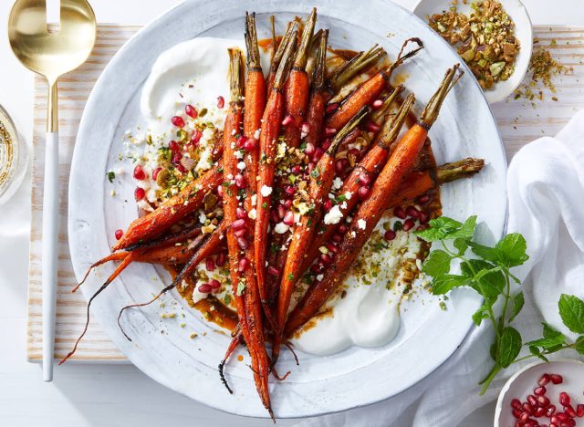 cenoura caramelizada maple harissa com iogurte de limão e queijo feta