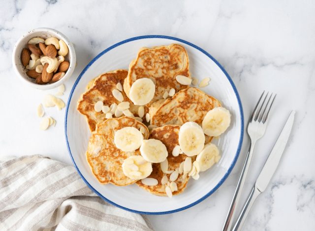 panquecas de proteína de banana, conceito de café da manhã com baixas calorias para perda de peso