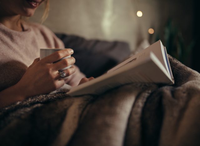 beba chá e leia um livro à noite antes de dormir