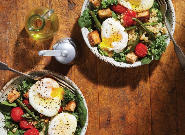 salada de café da manhã vermelha e verde em tigelas com ovos e óleo