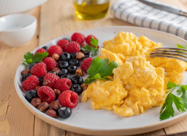 ovos mexidos, frutas vermelhas e nozes