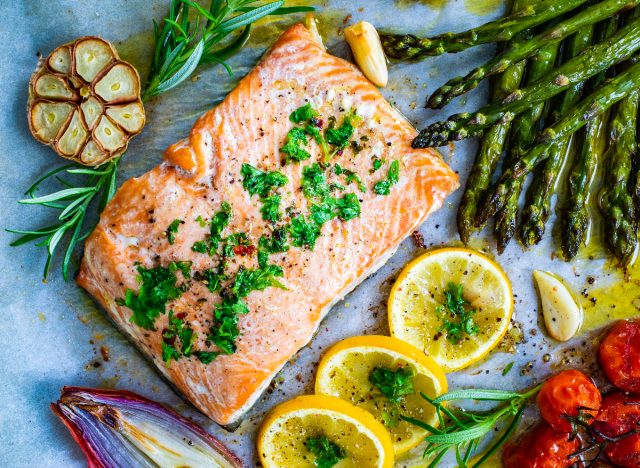 salmão assado com legumes assados