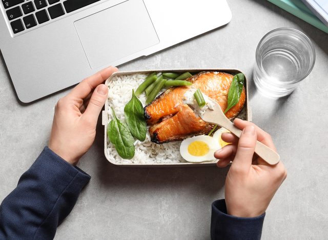 almoçando cheio de proteínas