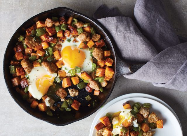 hash de café da manhã de batata doce de peru em frigideira de ferro fundido