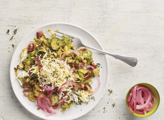 salada quente de couve de bruxelas ovos cebola roxa em conserva