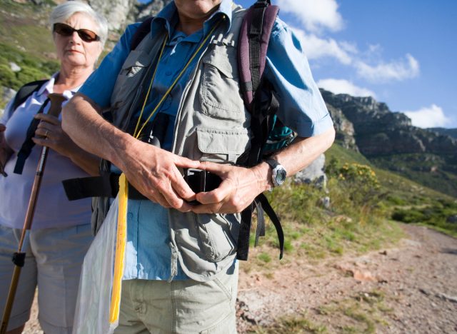 caminhada com mochila pesada