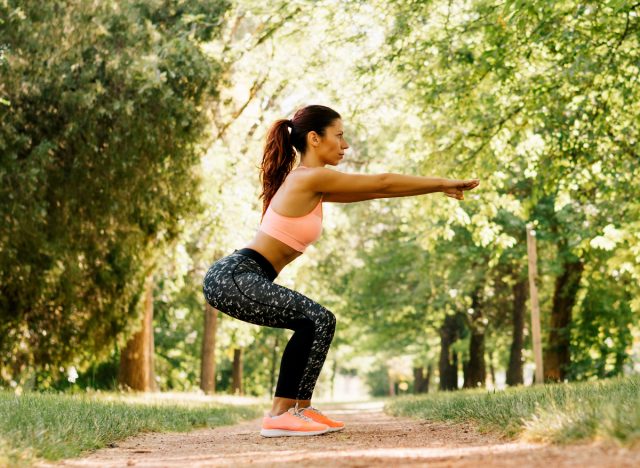 mulher fazendo agachamentos, conceito de treino diário HIIT para mulheres