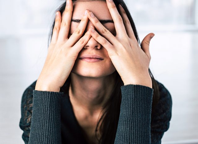 mulher cobrindo os olhos, sentindo-se estressada, conceito de maneiras de aliviar o estresse em menos de cinco minutos