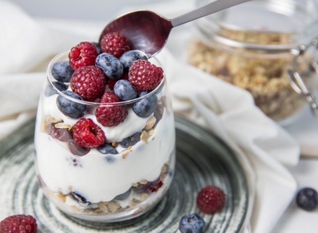 parfait de iogurte com frutas vermelhas e granola